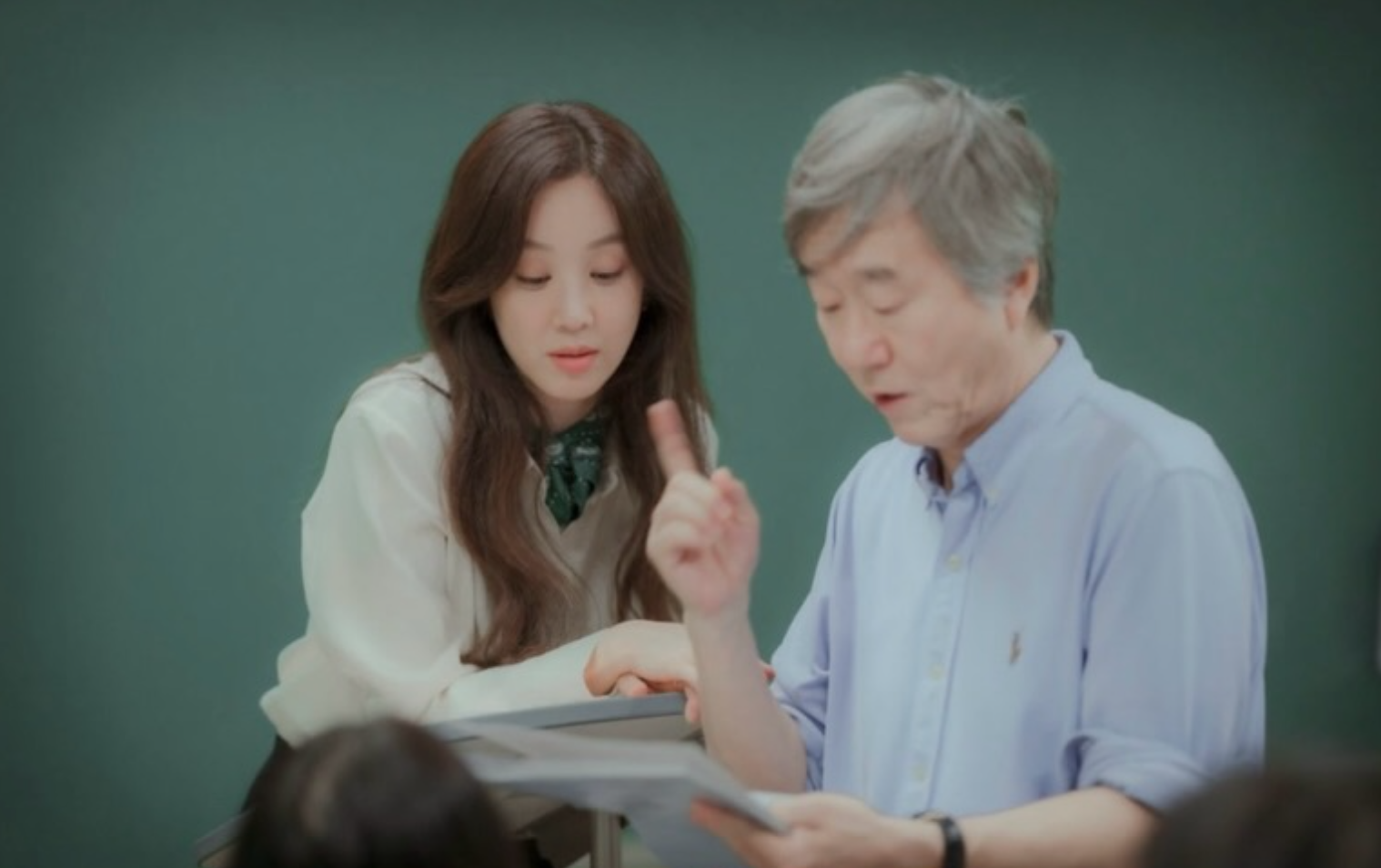 지난 14일 '졸업'에 출연했던 정려원이 안판석 감독님과 함께한 사진을 공개하며 추모의 글을 올렸다. / 사진=정려원 인스타그램
